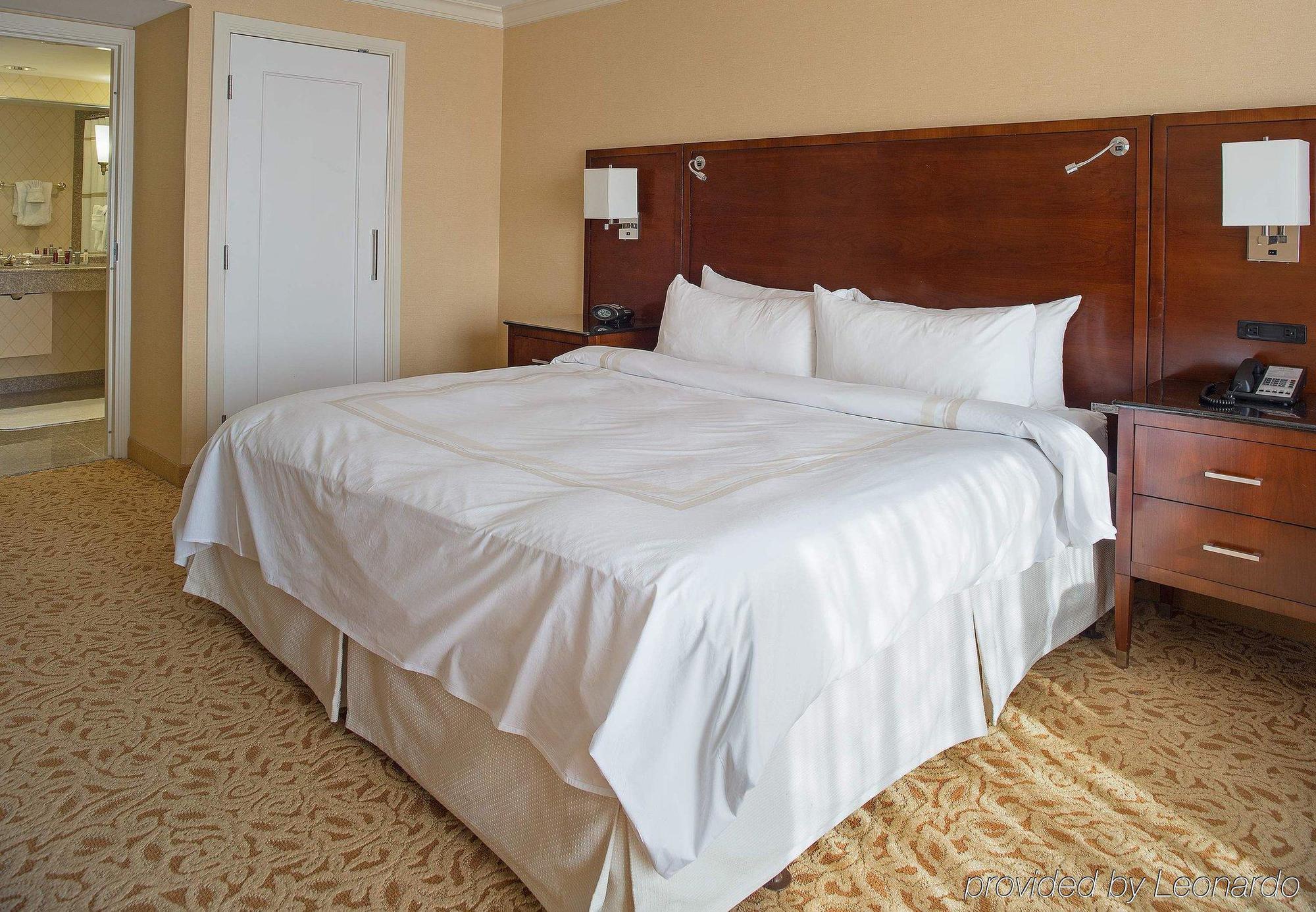 Holiday Inn Чесапик Экстерьер фото