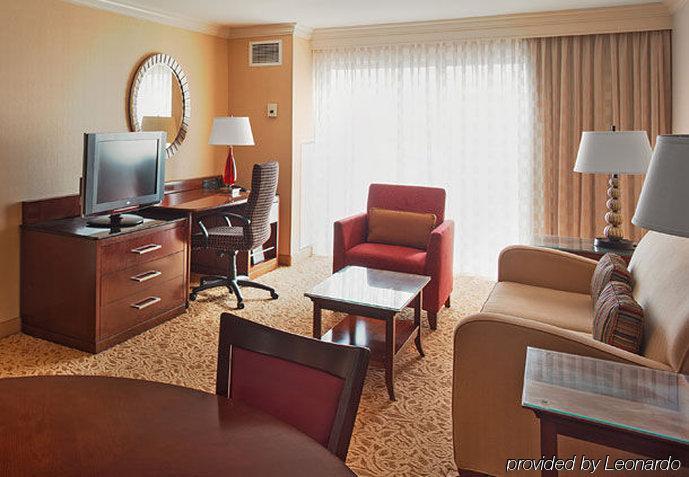 Holiday Inn Чесапик Экстерьер фото