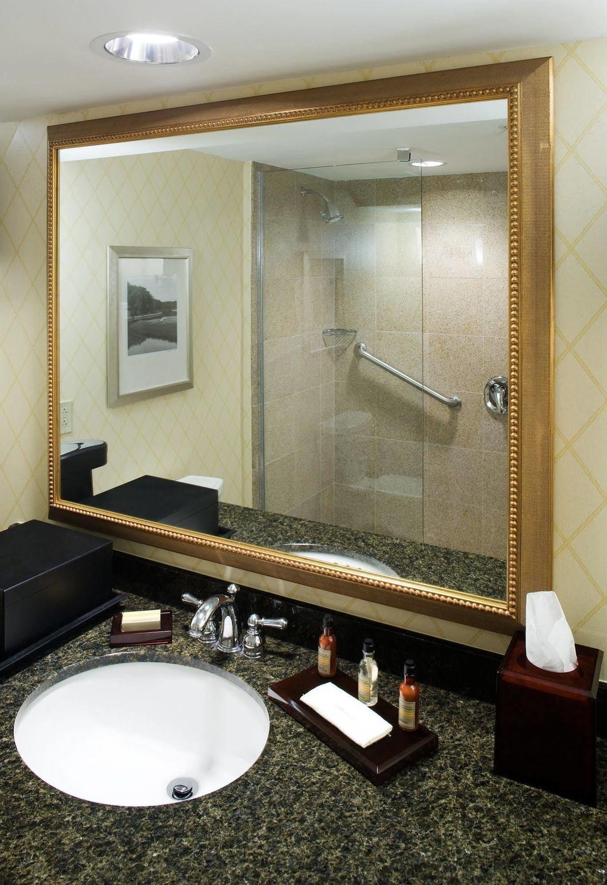 Holiday Inn Чесапик Экстерьер фото