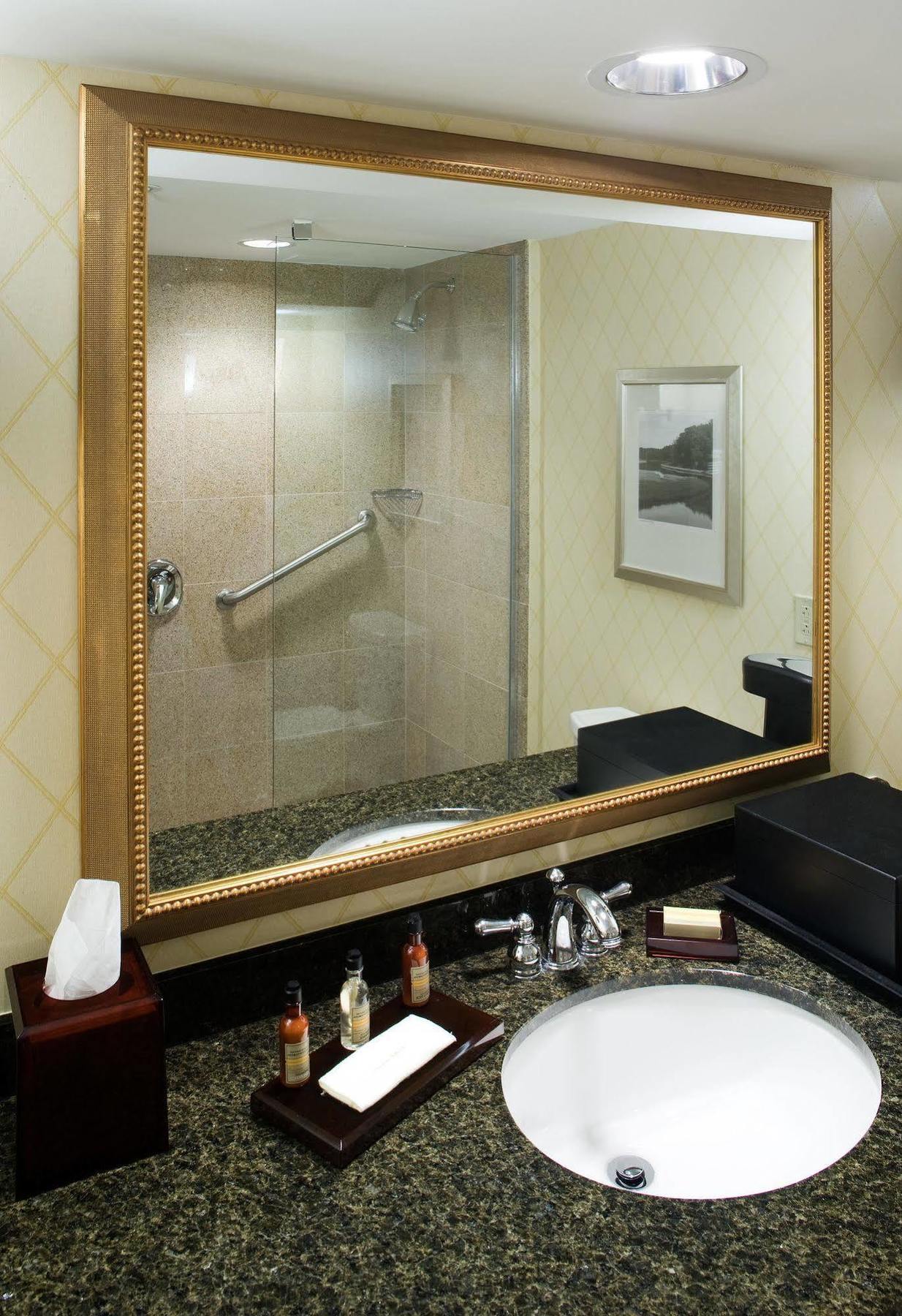 Holiday Inn Чесапик Экстерьер фото