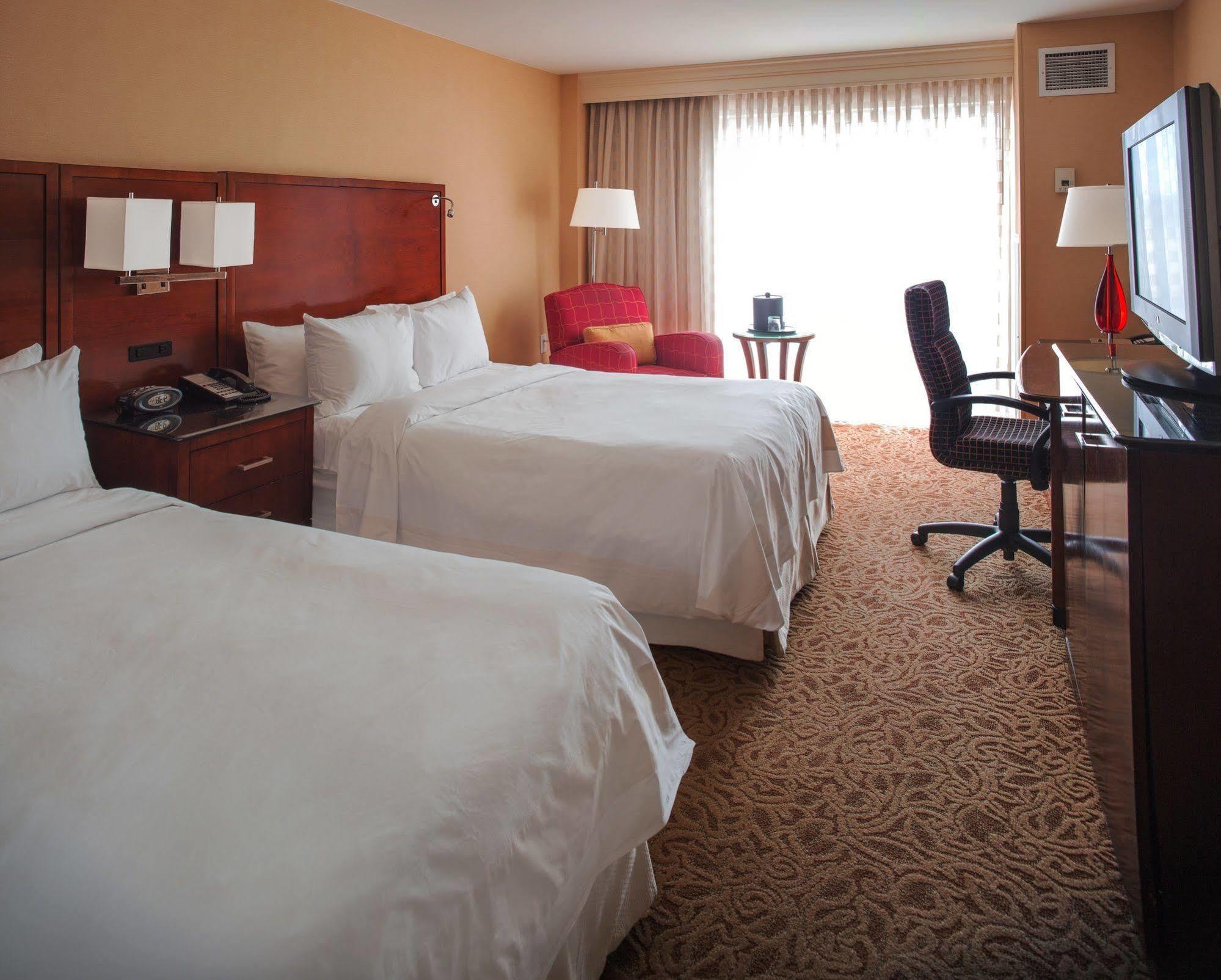 Holiday Inn Чесапик Экстерьер фото