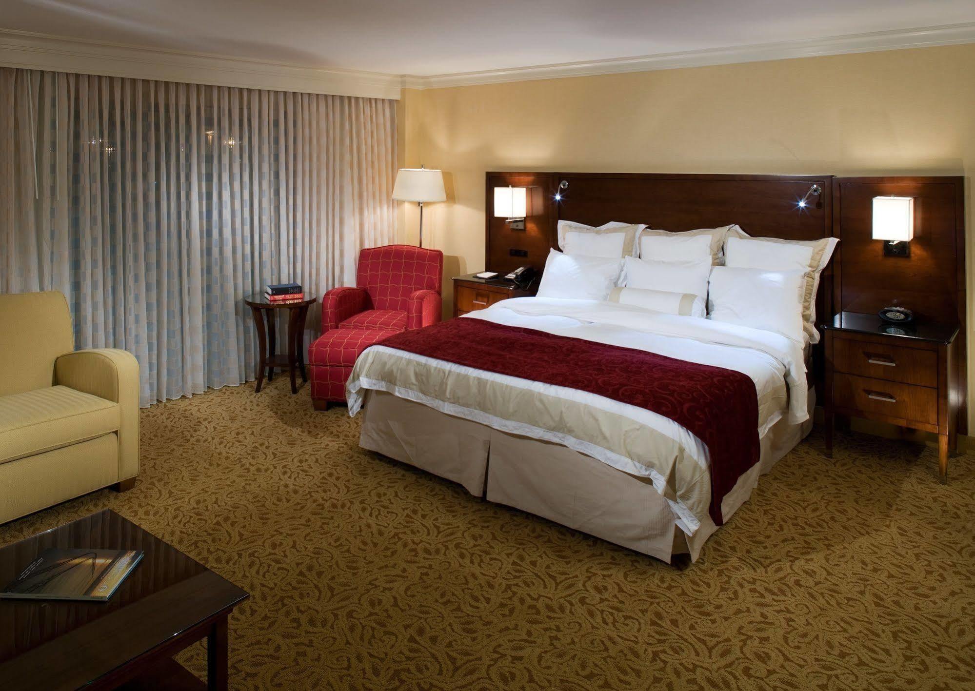Holiday Inn Чесапик Экстерьер фото